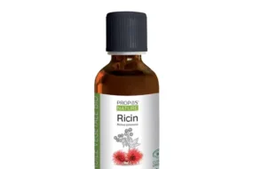 Huile de ricin pure en bouteille en verre sur fond blanc – soin naturel pour cheveux, cils, ongles et peau