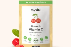 complément alimentaire à base d’acérola bio, riche en vitamine C naturelle, présenté dans un pot en verre sur un fond végétal. Idéal pour soutenir l’énergie et l’immunité pendant la ménopause.