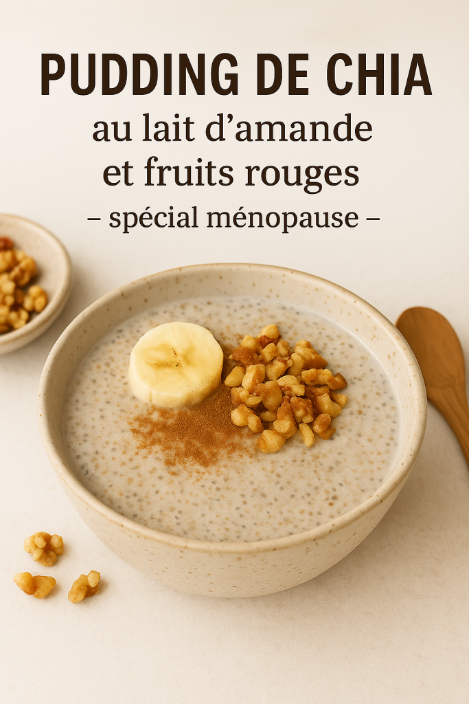 Bol de pudding de chia au lait d’amande, garni de rondelles de banane, de noix concassées et d’une pincée de cannelle, présenté dans un bol en céramique beige sur fond clair. Une image lumineuse et naturelle illustrant une recette saine et équilibrée, spécialement conçue pour les femmes en période de ménopause. »